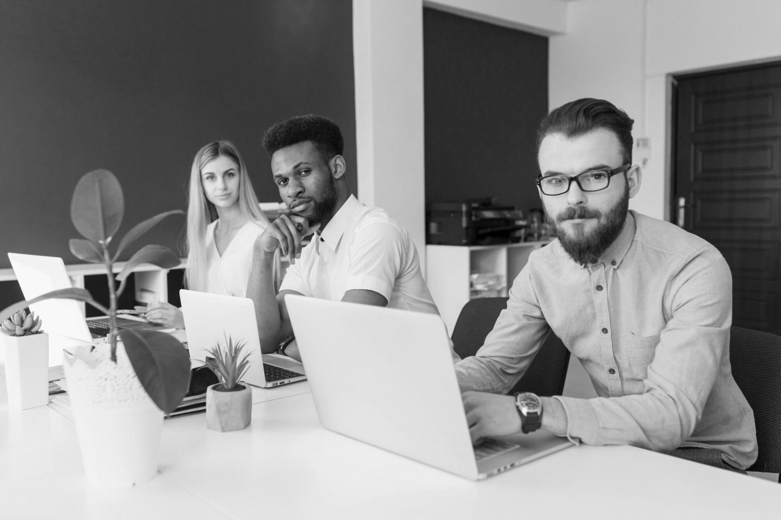 Profesionales analizando datos financieros en sesión de trabajo